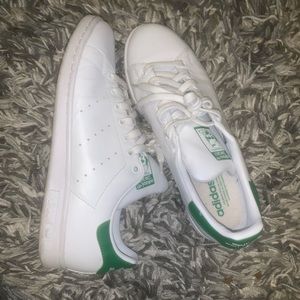 Men’s green and white Stan Smith sneakers